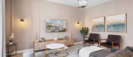 獨棟房屋 (6 Bedrooms) | 起居區 | 50-吋智慧型電視,提供有線頻道