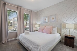 6 bedrooms, individually decorated, individually furnished - Gorgeous 6-bedroom House With Private Pool (Davenport)
