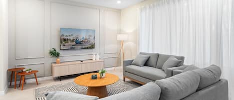 Villa (5 Bedrooms) | Woonruimte | Een 50-inch smart-tv met kabelzenders