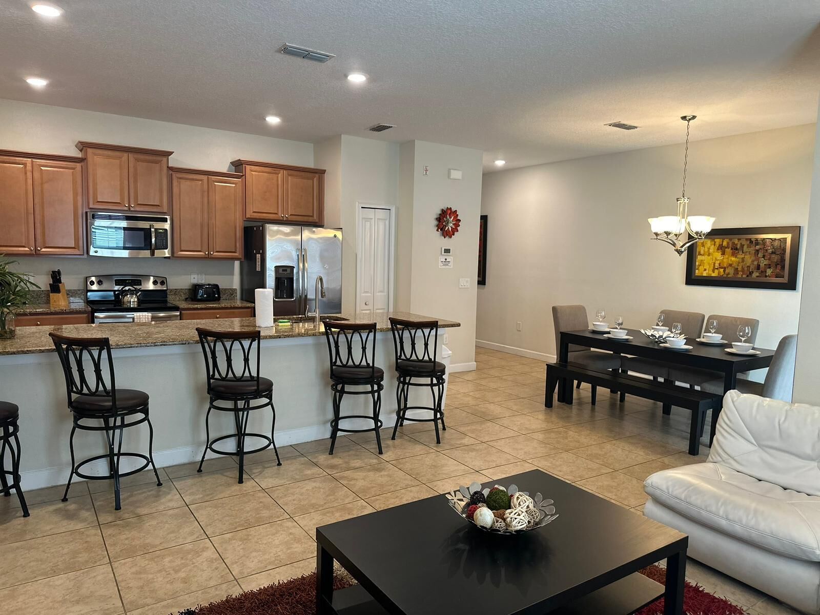 Villa (4 Bedrooms) | Wohnbereich | 42-Zoll-Smart-TV mit Kabelempfang