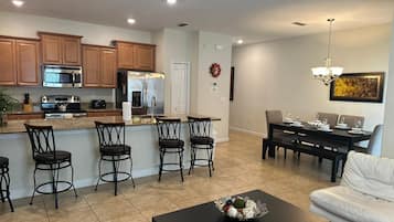 Villa (4 Bedrooms) | Oppholdsområde | En 42-tommers smart-TV med kabel-kanaler