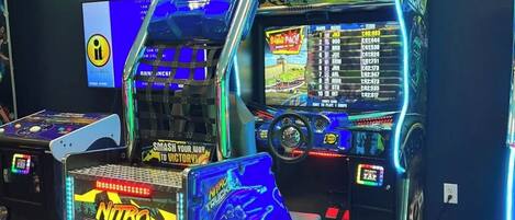 Una máquina de juegos de arcade iluminada con neón, con el título
