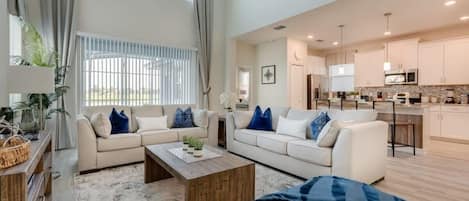 Casa (5 Bedrooms) | Área de sala de estar | Smart TV de 50 pulgadas con canales por cable