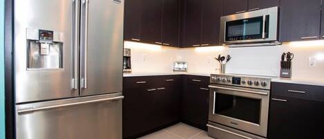 Mikroaaltouuni, uuni, syöttötuoli, tehosekoitin