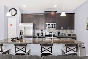 Villa (4 Bedrooms) | Cocina privada | Microondas, horno, periquera y licuadora 