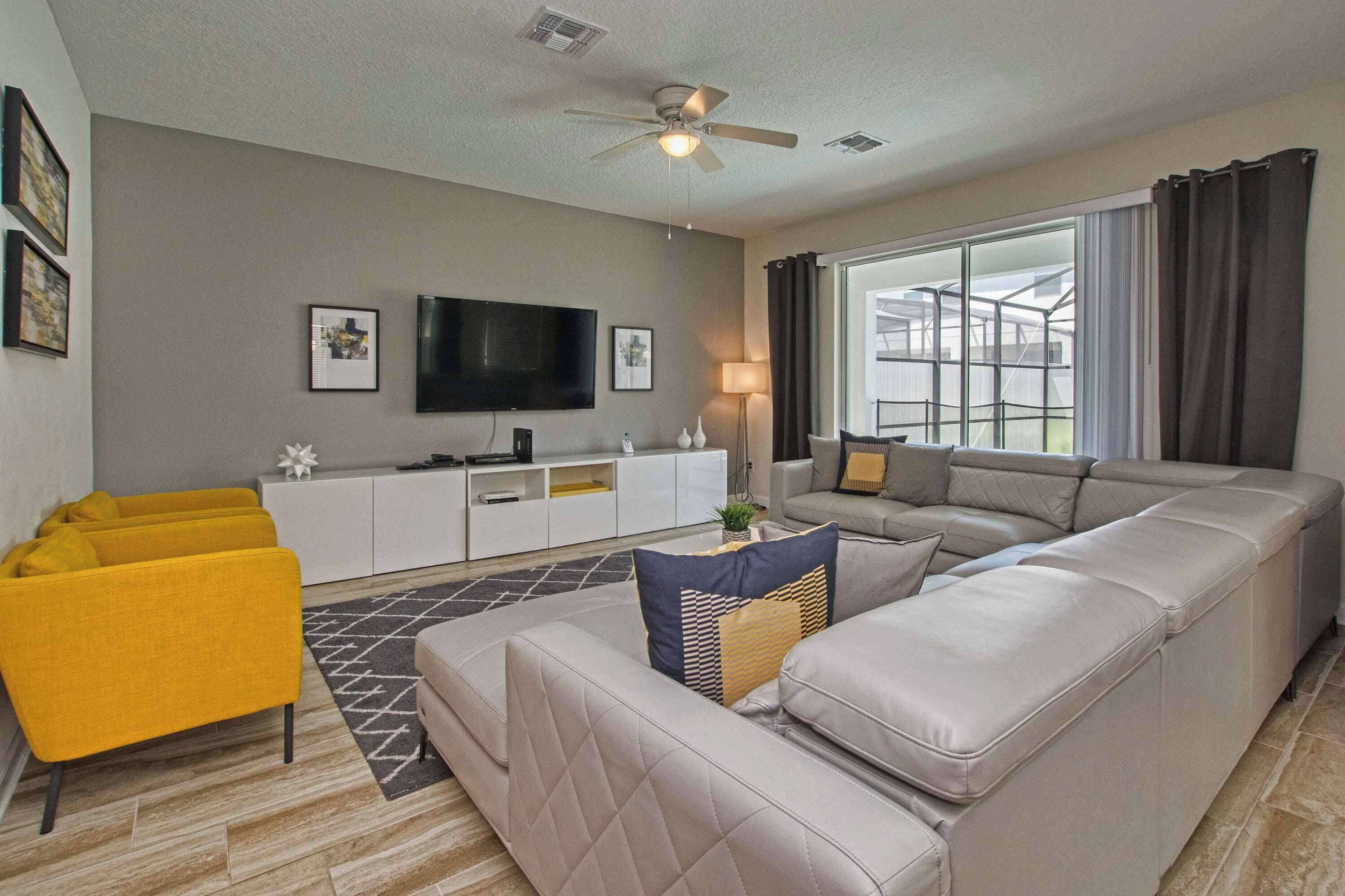 House (6 Bedrooms) | Living area | 50-inch Smart TV with cable channels