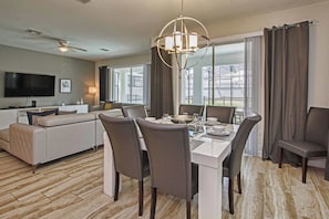 Casa (6 Bedrooms) | Área de estar | Smart TV 50 polegadas com canais a cabo