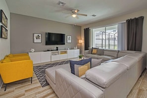 Casa (6 Bedrooms) | Área de estar | Smart TV 50 polegadas com canais a cabo