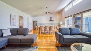 Smart TV - Welcome to 523 by the Sea – Your Coastal Retreat in Busselton (Broadwater)