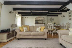 Living area - Driftwood Cottage (St Austell)