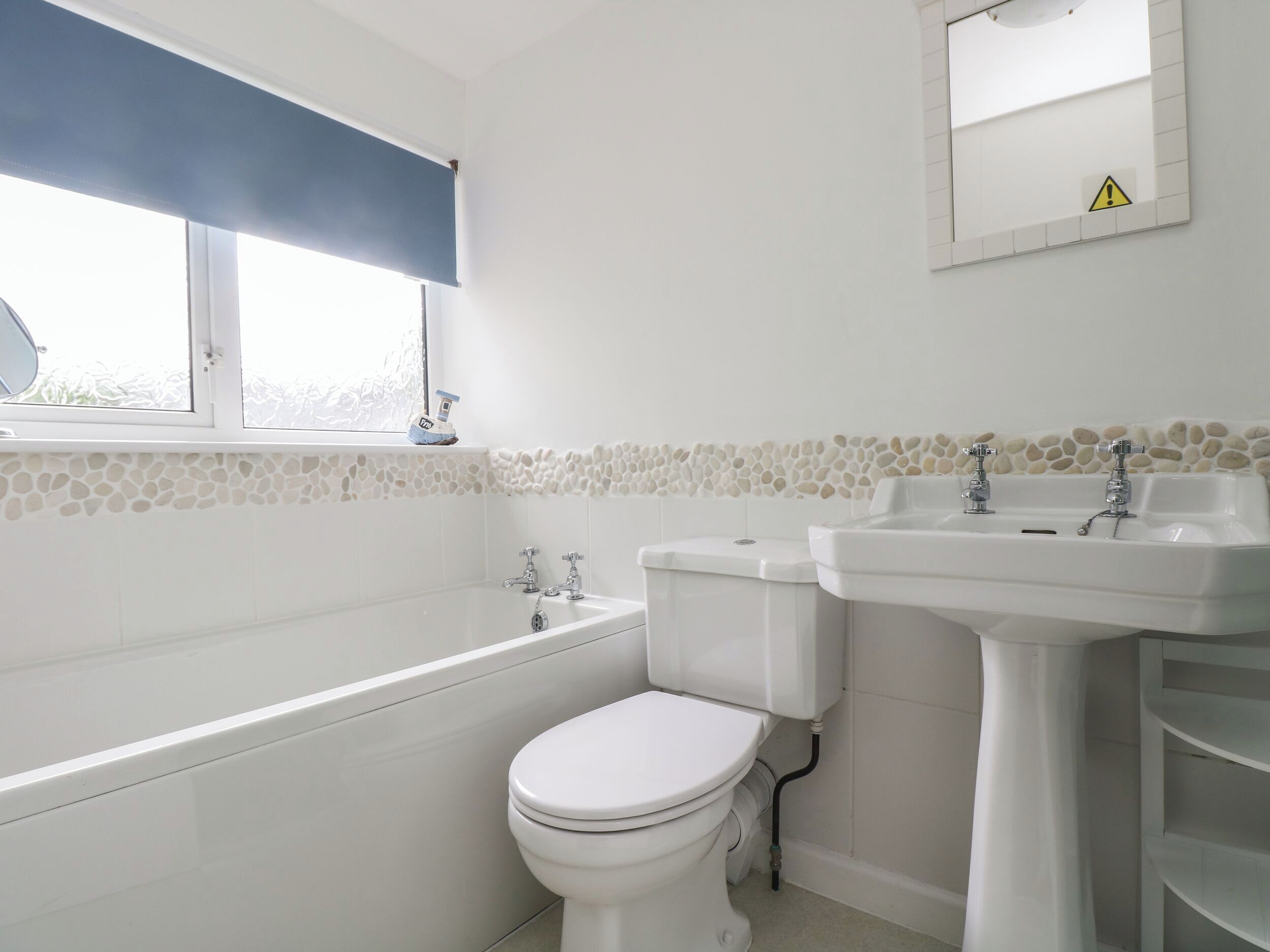 Une salle de bain avec une baignoire, des toilettes et un lavabo.