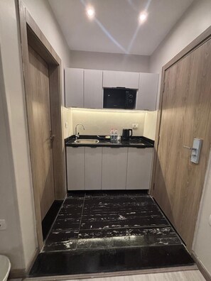 Luxury Single Room | Private kitchen | Mini-fridge, microwave, cookware/dishes/utensils