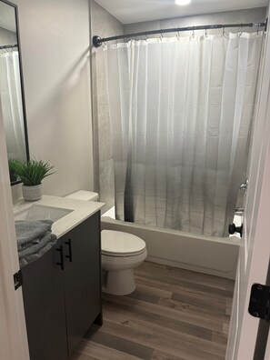 タオル、トイレットペーパー