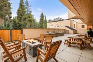 Outdoor dining - Views! Steps to Quicksilver & Main St, Ski In/Out. Marriott Mountain Valley Lodg (Breckenridge)