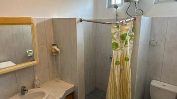 Standard-Apartment, Balkon, Gartenblick | Badezimmer