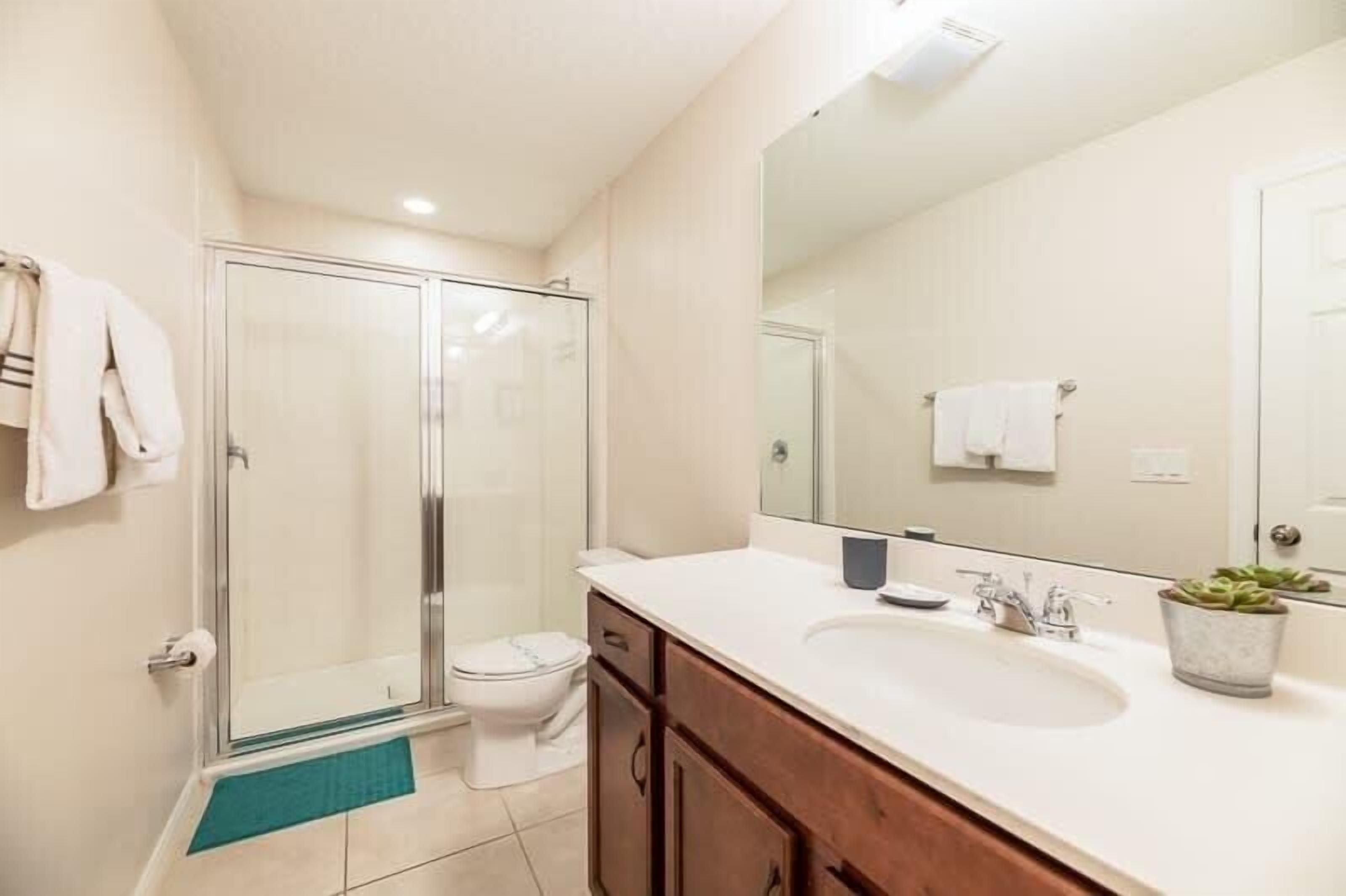 Villa (5 Bedrooms) | Badkamer | Een bad, handdoeken, zeep, shampoo