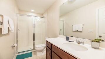 Villa (5 Bedrooms) | Badkamer | Een bad, handdoeken, zeep, shampoo