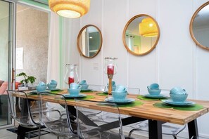 In-room dining - Vibrant, Themed Home, Prime Location (Kissimmee)