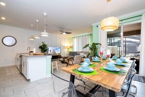 Biệt thự (4 Bedrooms) | Khu phòng khách | Smart TV 50-inch có truyền hình cáp 