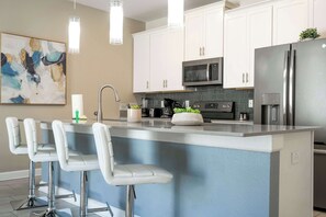 วิลล่า (4 Bedrooms) | ครัวส่วนตัว | ไมโครเวฟ, เตาอบ, เก้าอี้กินข้าวสำหรับเด็ก, เครื่องปั่น
