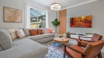 Villa (4 Bedrooms) | Oppholdsområde | En 50-tommers smart-TV med kabel-kanaler