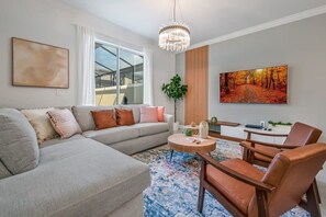 Vila (4 Bedrooms) | Sala de estar | Smart TV 50 polegadas com canais a cabo