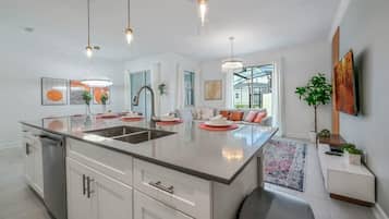 Villa (4 Bedrooms) | Aire de séjour | Téléviseur connecté de 50 po avec télévision par câble