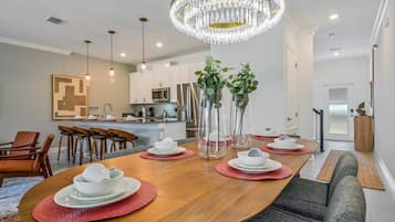 Villa (4 Bedrooms) | Repas dans la chambre