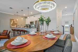 Villa (4 Bedrooms) | In-room dining