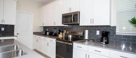 Casa (5 Bedrooms) | Cocina privada | Microondas, horno, periquera y licuadora