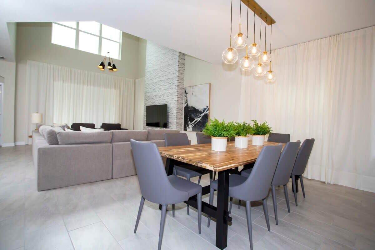 House (5 Bedrooms) | Living area | 50-inch Smart TV with cable channels