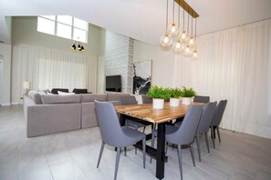 House (5 Bedrooms) | Living area