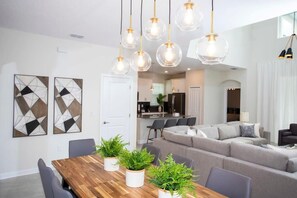 Casa (5 Bedrooms) | Área de estar | Smart TV 50 polegadas com canais a cabo