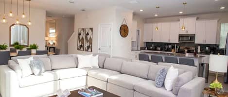 House (5 Bedrooms) | Living area