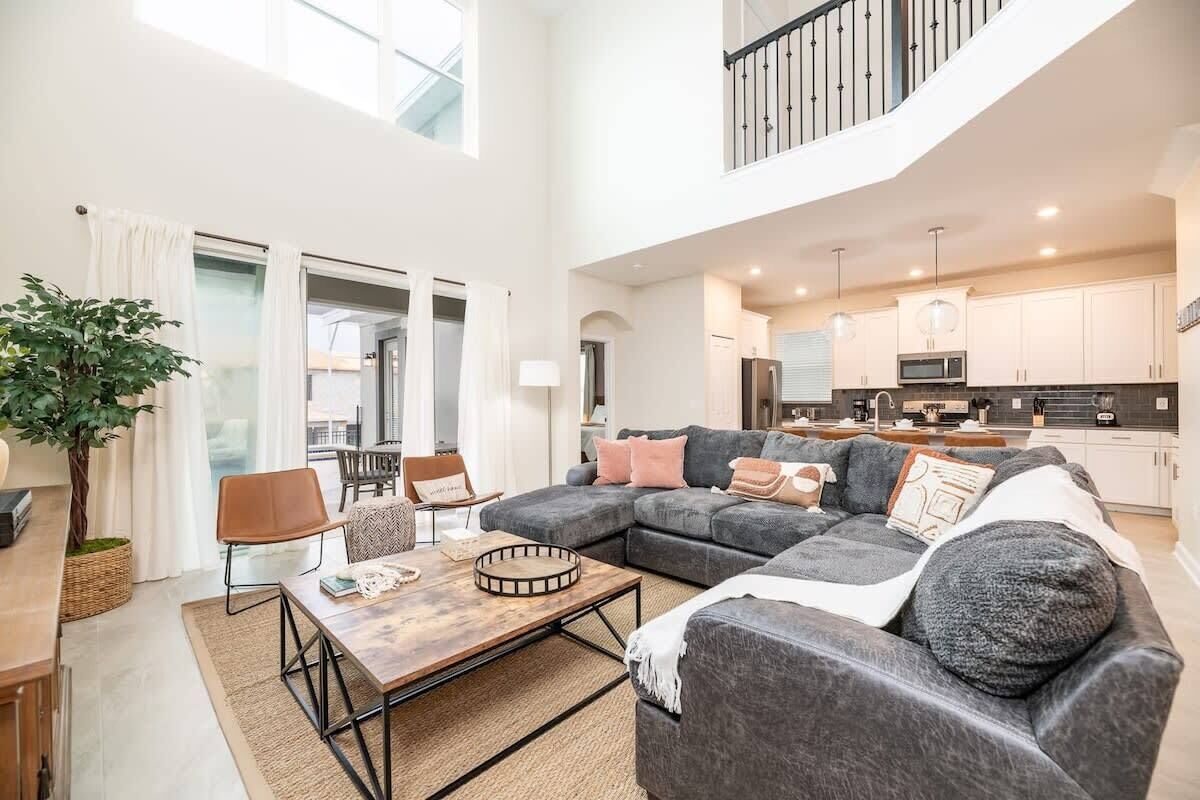 Huis (5 Bedrooms) | Woonruimte | Een 50-inch smart-tv met kabelzenders