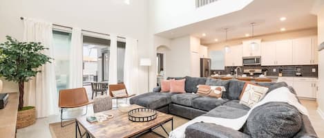 House (5 Bedrooms) | Living area