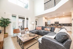 Huis (5 Bedrooms) | Woonruimte | Een 50-inch smart-tv met kabelzenders
