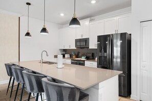 Villa (4 Bedrooms) | Dapur peribadi | Ketuhar gelombang mikro, ketuhar, kerusi tinggi, pengisar 