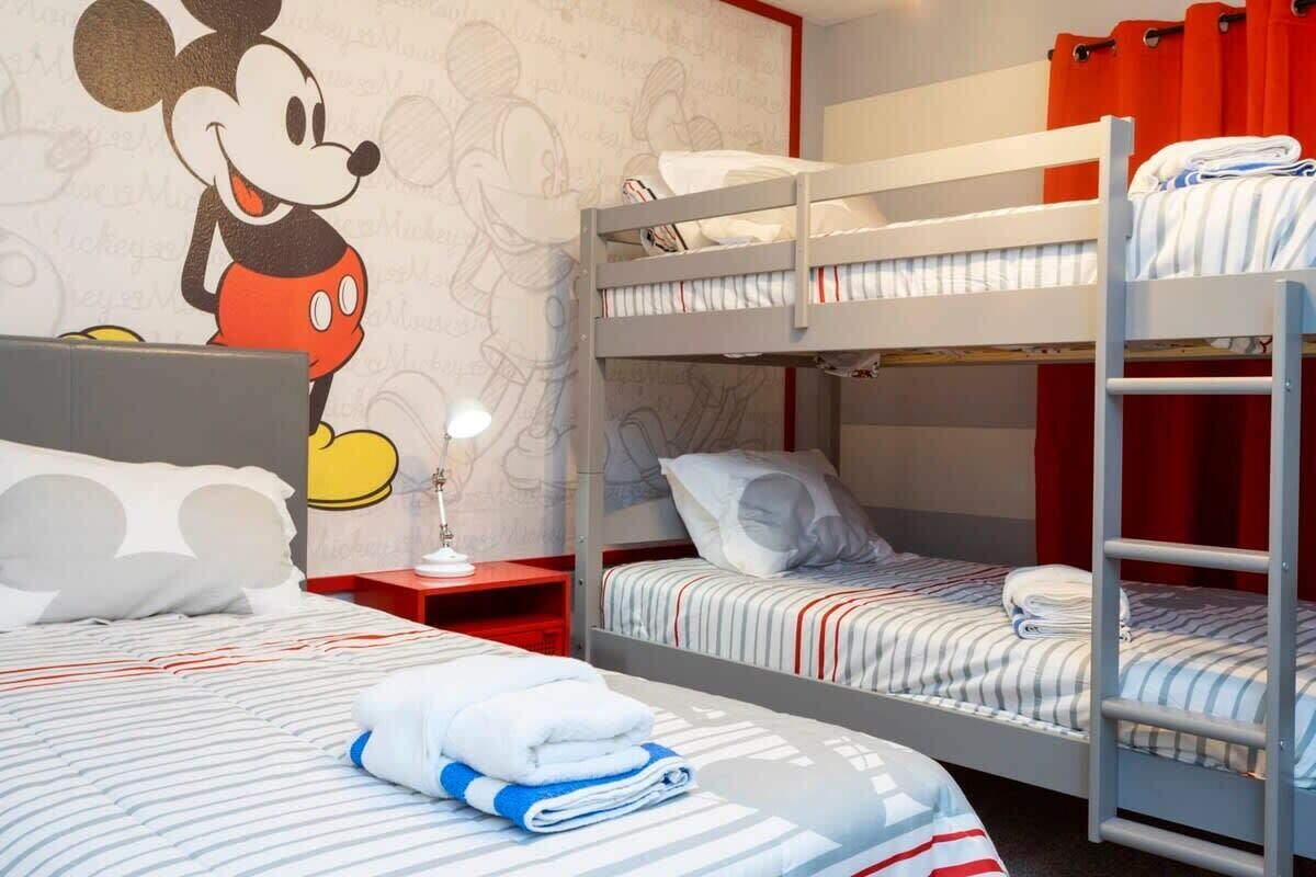 别墅 (4 Bedrooms) | 4 多间卧室、笔记本电脑工作区、遮光窗帘、熨斗/熨衣板