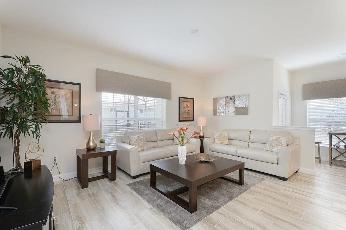 Villa (5 Bedrooms) | Coin séjour | Télévision de 42 pouces avec chaînes par câble