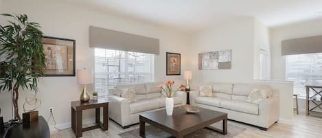 Villa (5 Bedrooms) | Coin séjour | Télévision de 42 pouces avec chaînes par câble