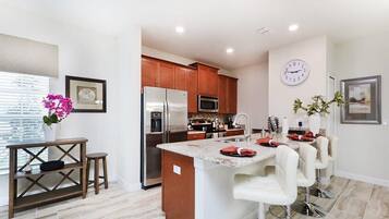 Villa (5 Bedrooms) | Dapur peribadi | Ketuhar gelombang mikro, ketuhar, kerusi tinggi, pengisar