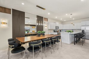 In-room dining - Ultimate 10 Bed Luxury Retreat With Epic Playroom (Clermont)