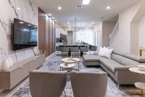 House (5 Bedrooms) | Private kitchen | Microwave, oven, high chair, blender - Themed Luxury 5br, Best Family Getaway (Clermont)