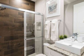 Villa (4 Bedrooms) | Badkamer | Een bad, handdoeken, zeep, shampoo