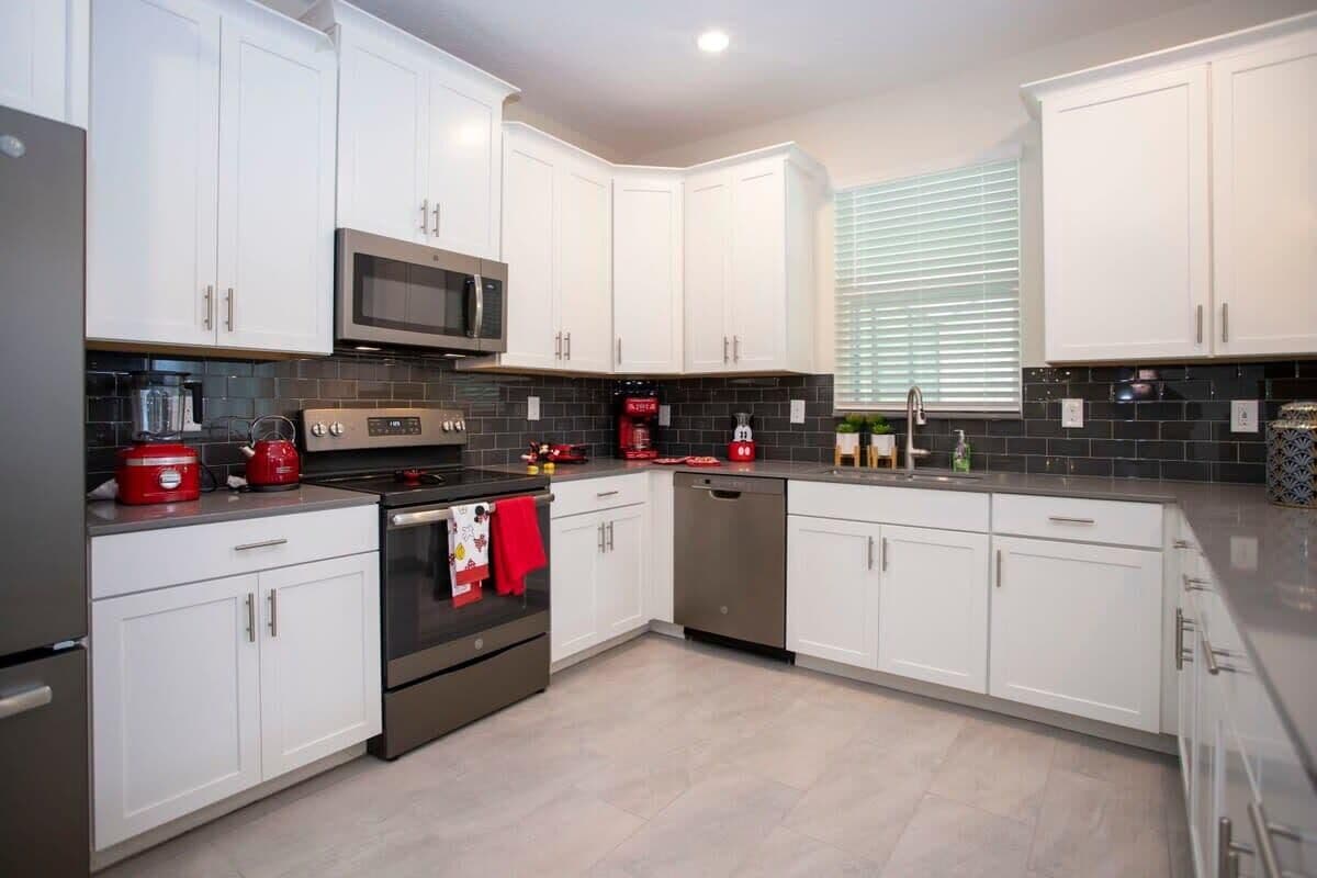 House (6 Bedrooms) | Private kitchen | Microwave, oven, highchair, blender