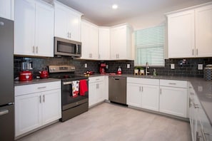 Microondas, horno, silla alta para bebés, licuadora