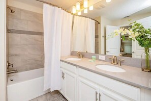 Huvila (4 Bedrooms) | Kylpyhuone | Kylpyamme, pyyhkeet, saippua, sampoo