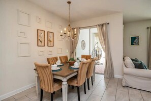 Huvila (4 Bedrooms) | Ruokailu omassa huoneessa