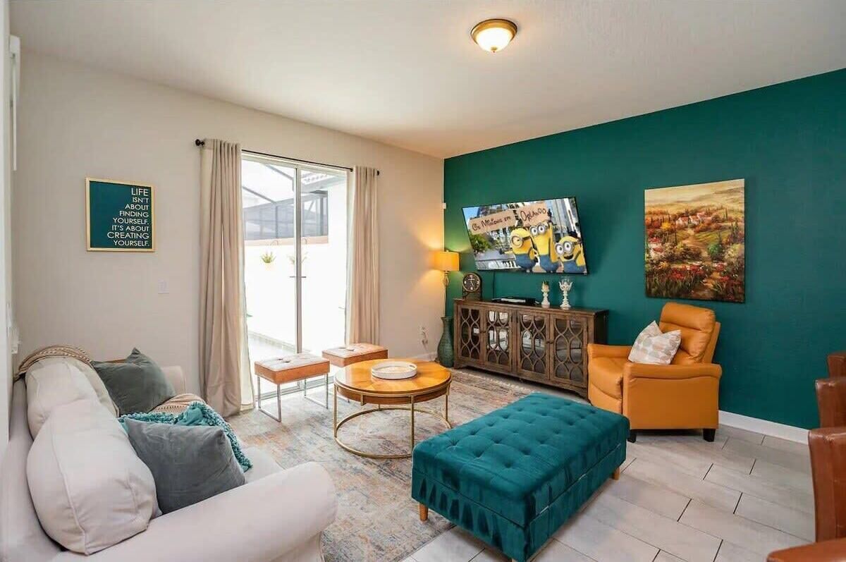 Villa (4 Bedrooms) | Wohnbereich | 50-Zoll-Smart-TV mit Kabelempfang